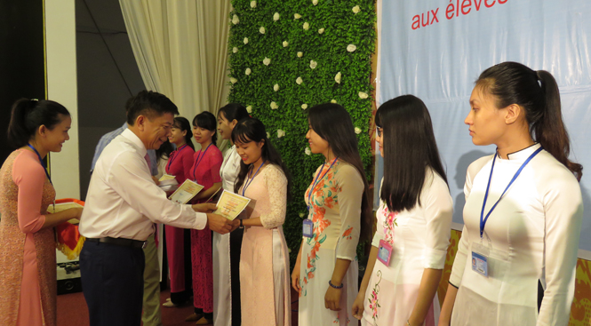 Trao học bổng Vallet cho học sinh, sinh viên ưu tú Quảng Bình, Quảng Trị và Hà Tĩnh