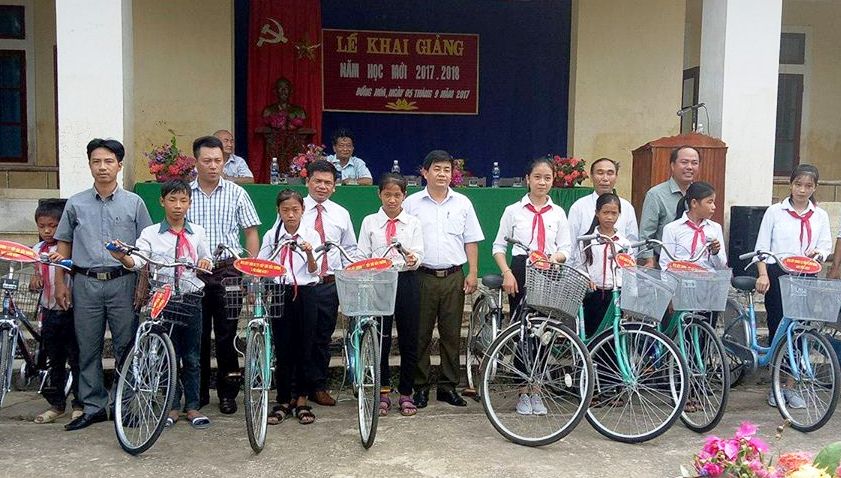 Xã Đồng Hóa (Tuyên Hóa): Tặng quà cho học sinh nghèo vượt khó