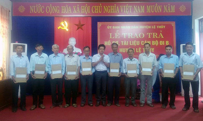 Lệ Thủy: Trao trả hồ sơ, tài liệu cho cán bộ đi B