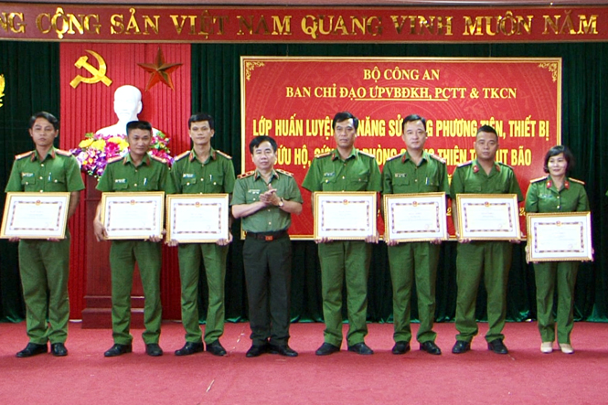 Huấn luyện kỹ năng sử dụng phương tiện, thiết bị cứu nạn, cứu hộ phòng chống thiên tai cho cán bộ, chiến sỹ thuộc Tổng cục VIII