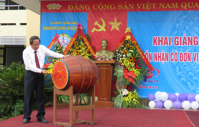 Các đồng chí lãnh đạo tỉnh dự lễ khai giảng năm học mới 2017-2018