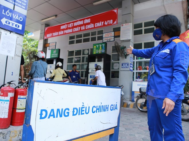 Tăng 4 lần liên tiếp, xăng RON 92 lên mức trần mới là 17.792 đồng