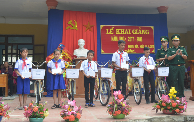 Bộ đội Biên phòng Quảng Bình đồng hành với học sinh vượt khó trong ngày khai trường