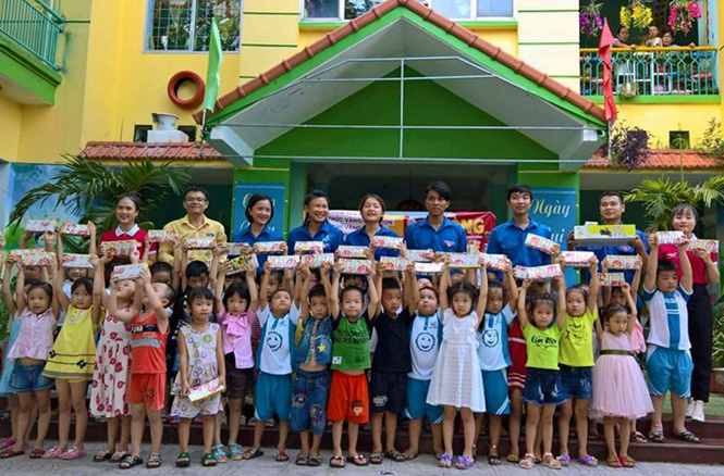 Trao 187 suất quà cho các em học sinh có hoàn cảnh khó khăn