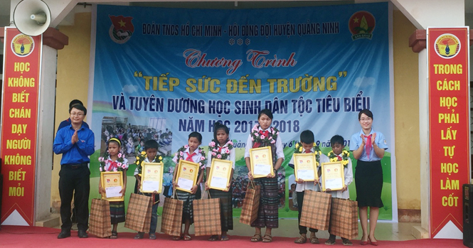 Huyện đoàn Quảng Ninh: Tiếp sức đến trường và tuyên dương học sinh dân tộc tiêu biểu