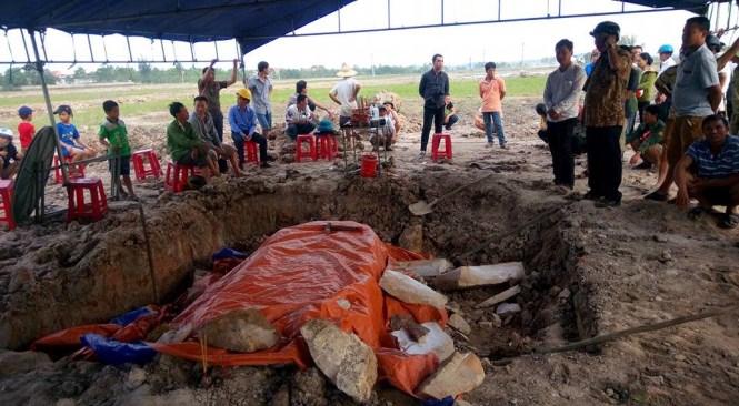 Mộ đá nguyên khối ở Quảng Phương: Người dân yêu cầu được an táng theo phong tục địa phương