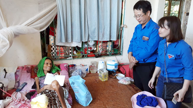 Trao quà cho trường hợp bị ung thư xương