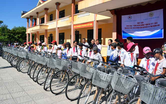 Trao tặng 400 suất quà cho học sinh có hoàn cảnh khó khăn