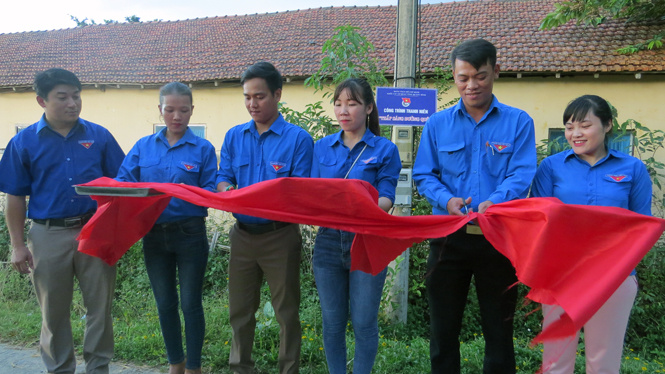 Bàn giao công trình thanh niên 'Thắp sáng đường quê'