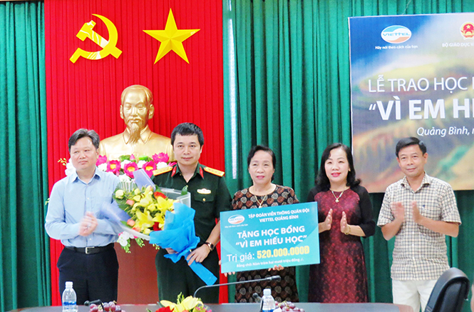 Trao tặng 520 suất học bổng 'Vì em hiếu học' cho trẻ em nghèo học giỏi