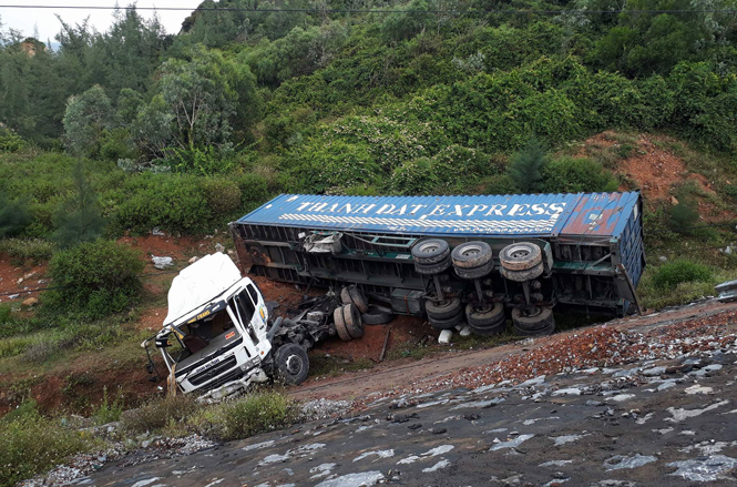 Mất lái, xe container lao xuống vực