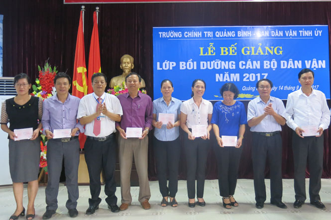 Bế giảng lớp bồi dưỡng công tác dân vận cơ sở