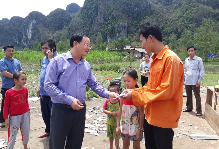 Đồng chí Phó Chủ tịch UBND tỉnh kiểm tra tình hình khắc phục hậu quả bão số 10 tại Minh Hóa