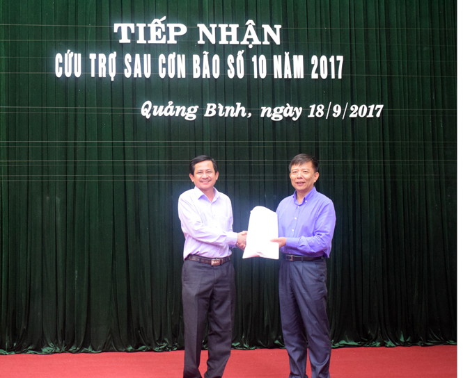 Nguyên Phó Tư lệnh Quân khu 7 hỗ trợ 900 triệu đồng cho nhân dân Quảng Bình bị thiệt hại do bão số 10