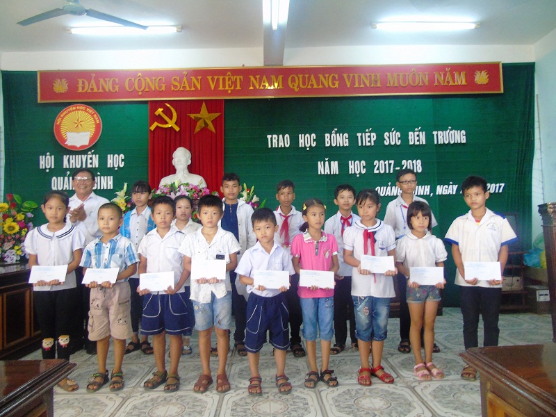 Trao hơn 200 suất học bổng cho học sinh nghèo vượt khó