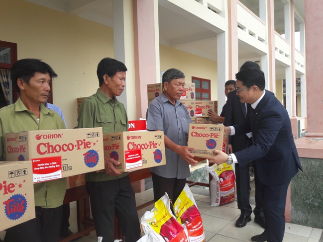 Công ty TNHH thực phẩm Orion Vina tặng quà người dân bị thiệt hại sau bão