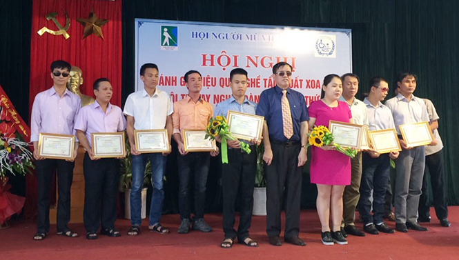 Những tấm gương vượt qua bóng tối
