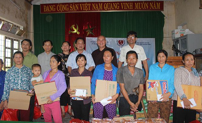 Trao quà cho hộ nghèo, hộ có người khuyết tật