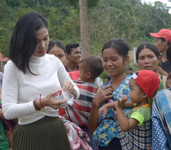 'Người đẹp Tây đô' chia sẻ khó khăn cùng bà con ARem