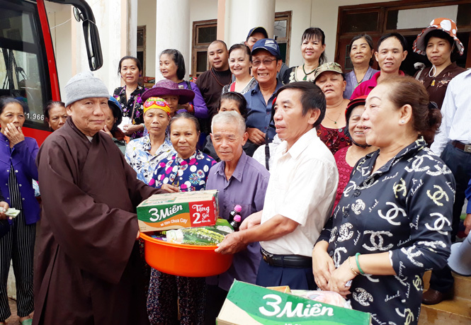 Chùa Đức Quang ở TP. Hồ Chí Minh tặng quà cho bà con xã Quảng Xuân