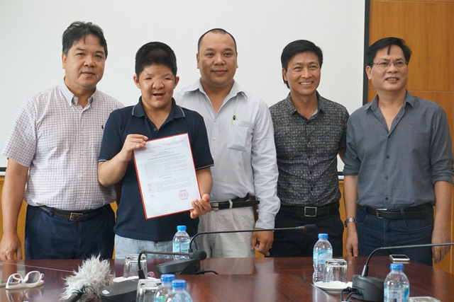 Bé Bôm của Quốc Tuấn nhận học bổng âm nhạc