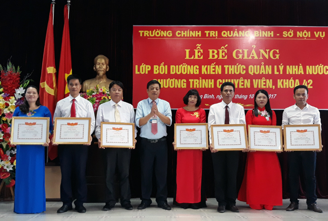 Bế giảng lớp bồi dưỡng kiến thức quản lý Nhà nước, chương trình chuyên viên khóa 42