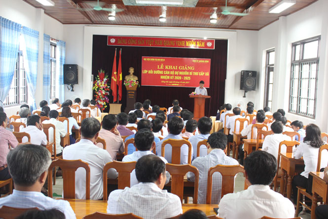 Khai giảng lớp bồi dưỡng cán bộ dự nguồn bí thư cấp xã