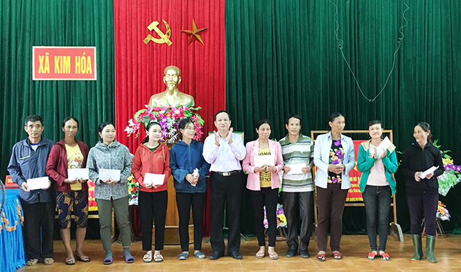 Đồng chí Chủ nhiệm Ủy ban Kiểm tra Tỉnh ủy thăm, tặng quà các hộ dân thiệt hại do bão số 10 ở xã Kim Hóa