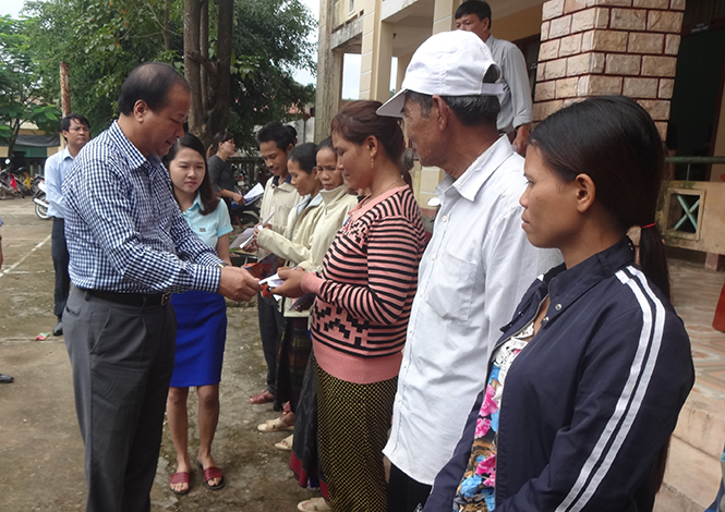 Vận động người dân xã Lâm Thủy tích cực lao động, sản xuất để từng bước thoát nghèo bền vững