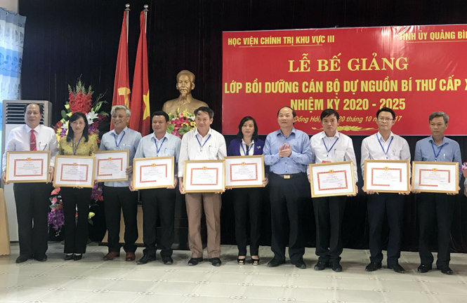 Bế giảng lớp bồi dưỡng cán bộ dự nguồn bí thư cấp xã