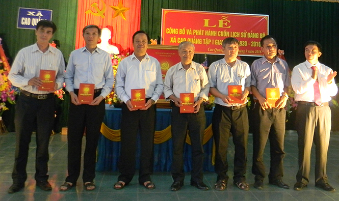 Tuyên Hoá: 3 Đảng bộ đã xuất bản, phát hành và công bố lịch sử Đảng bộ