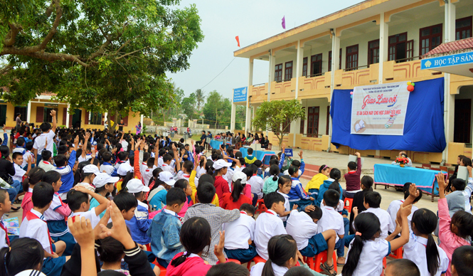 Hội Xuất bản Việt Nam tặng hơn 10.000 cuốn sách và tạp chí cho học sinh Quảng Bình