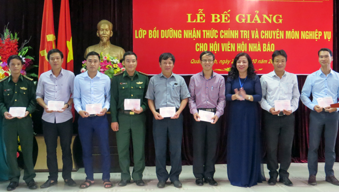 Bế giảng lớp bồi dưỡng nhận thức chính trị và chuyên môn nghiệp vụ cho hội viên Hội Nhà báo