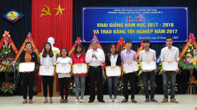 Trường trung cấp Du lịch - Công nghệ số 9: Khai giảng năm học 2017-2018