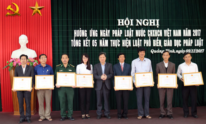 Hưởng ứng ngày Pháp luật và tổng kết 5 năm thực hiện Luật Phổ biến, giáo dục pháp luật