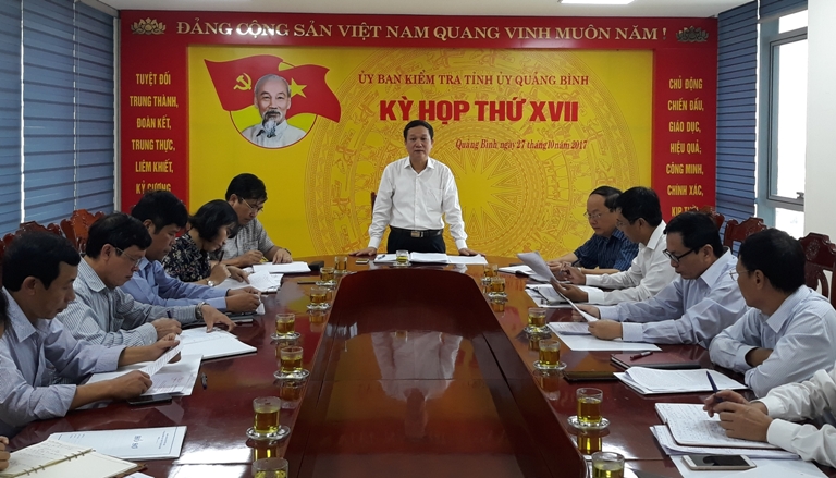 Xem xét báo cáo giám sát và ban hành quyết định kỷ luật cán bộ