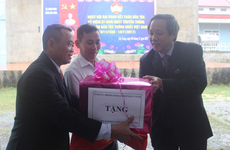 Đồng chí Bí thư Tỉnh uỷ tham dự "Ngày hội Đại đoàn kết toàn dân tộc" tại huyện Quảng Ninh