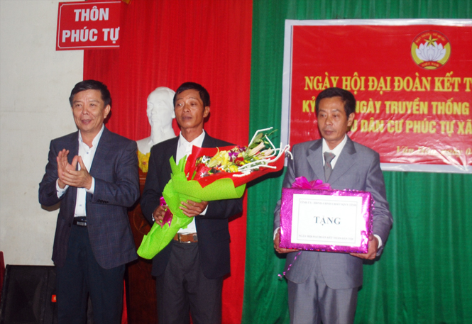 Đồng chí Chủ tịch UBND tỉnh thăm, tặng quà nhân dịp "Ngày hội Đại đoàn kết toàn dân tộc"