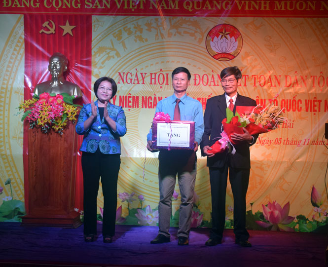 Các đồng chí lãnh đạo tỉnh dự "Ngày hội Đại đoàn kết toàn dân tộc"