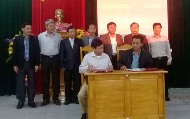 Bàn giao đài truyền thanh cơ sở tại huyện Minh Hóa