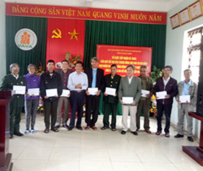 Trao quà cho nạn nhân chất độc da cam/dioxin
