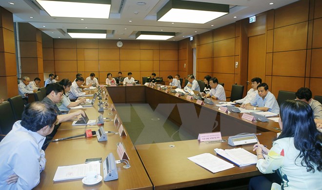Đại biểu Quốc hội thảo luận tại tổ về dự án Luật Đo đạc và bản đồ