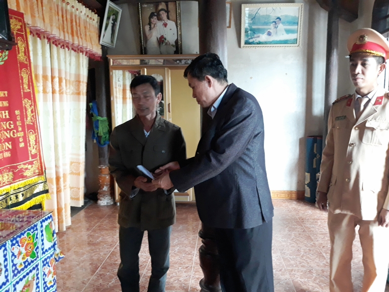 Thăm hỏi các gia đình có nạn nhân tử vong do tai nạn giao thông