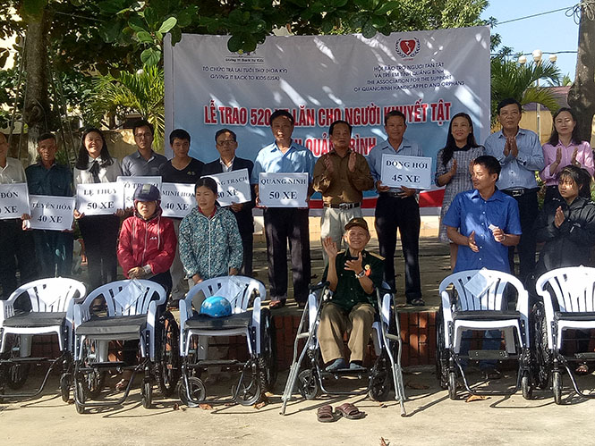 Trao tặng xe lăn cho người khuyết tật