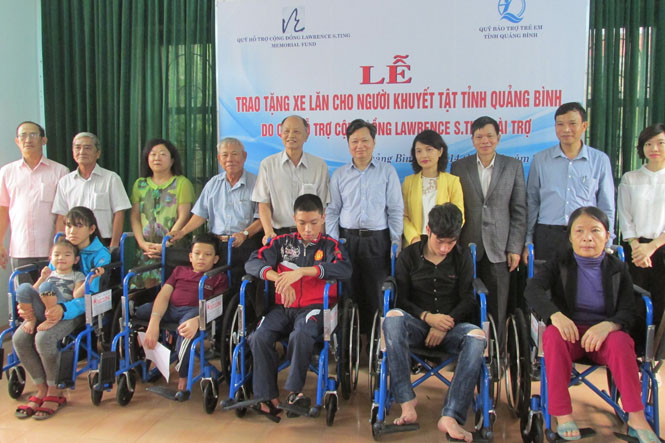 Quỹ hỗ trợ cộng đồng Lawrence S.Ting tặng xe lăn cho người khuyết tật Quảng Bình