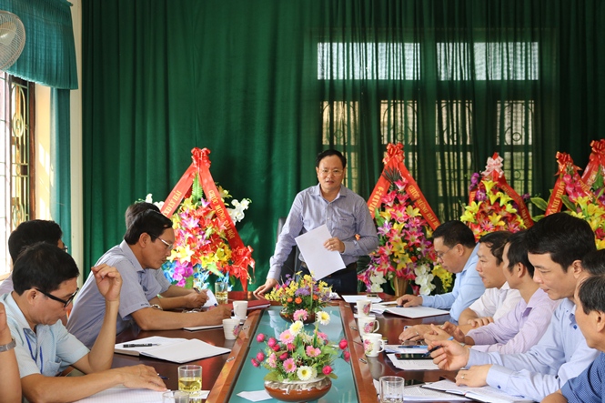 Đồng chí Phó Chủ tịch UBND tỉnh kiểm tra tình hình xây dựng nông thôn mới tại xã Quảng Trung