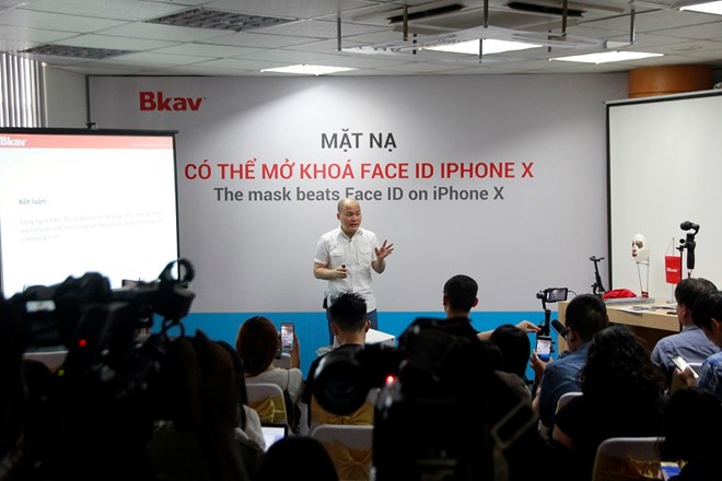 Doanh nghiệp Việt trình diễn mở khóa Face ID iPhone X bằng mặt nạ