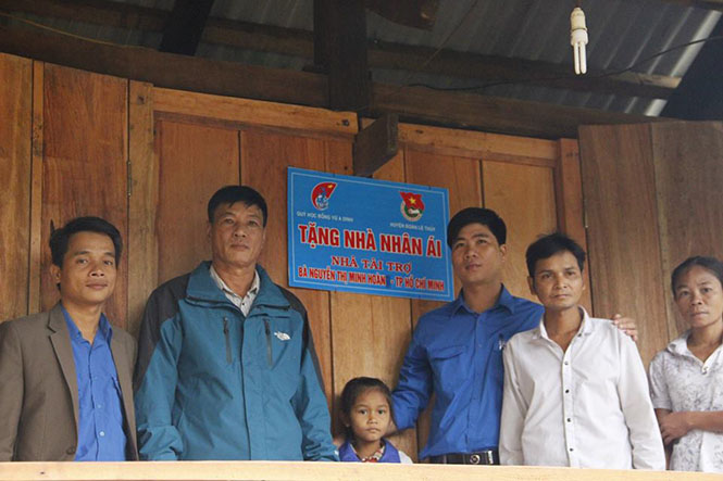 Bàn giao nhà nhân ái cho học sinh có hoàn cảnh khó khăn