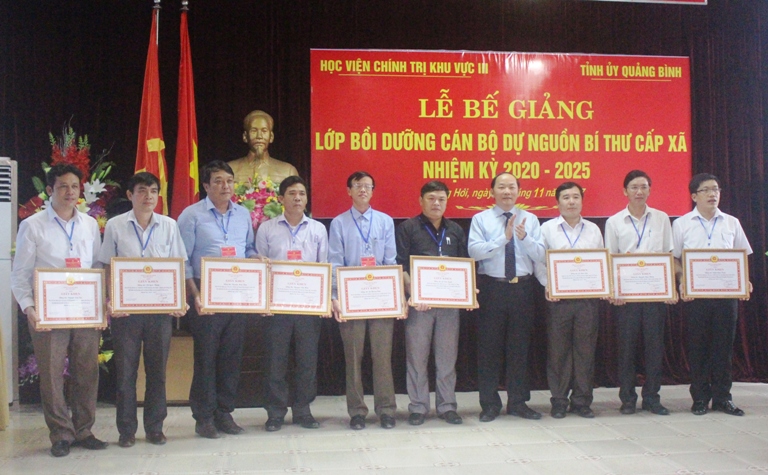 Bế giảng lớp cán bộ dự nguồn bí thư cấp xã, nhiệm kỳ 2020-2025