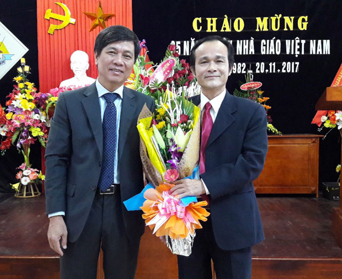Lãnh đạo TP. Đồng Hới chúc mừng các trường nhân ngày Nhà giáo Việt Nam 20-11